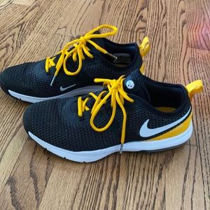 Men’s Nike tennis shoe. STEELERS